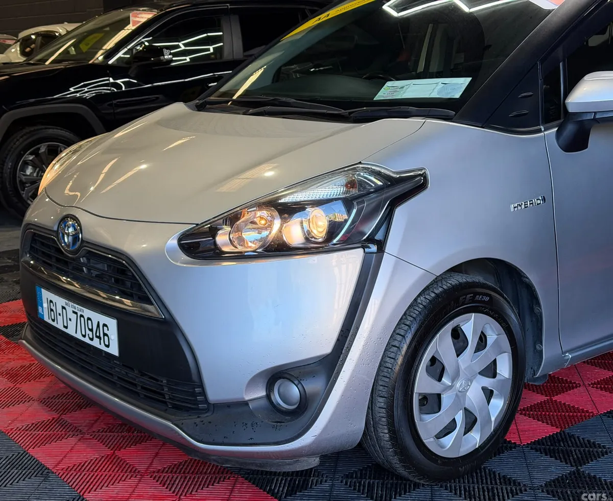 Toyota Sienta MPV, Petrol Hybrid, 2016, Silver