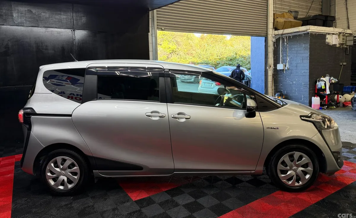 Toyota Sienta MPV, Petrol Hybrid, 2016, Silver