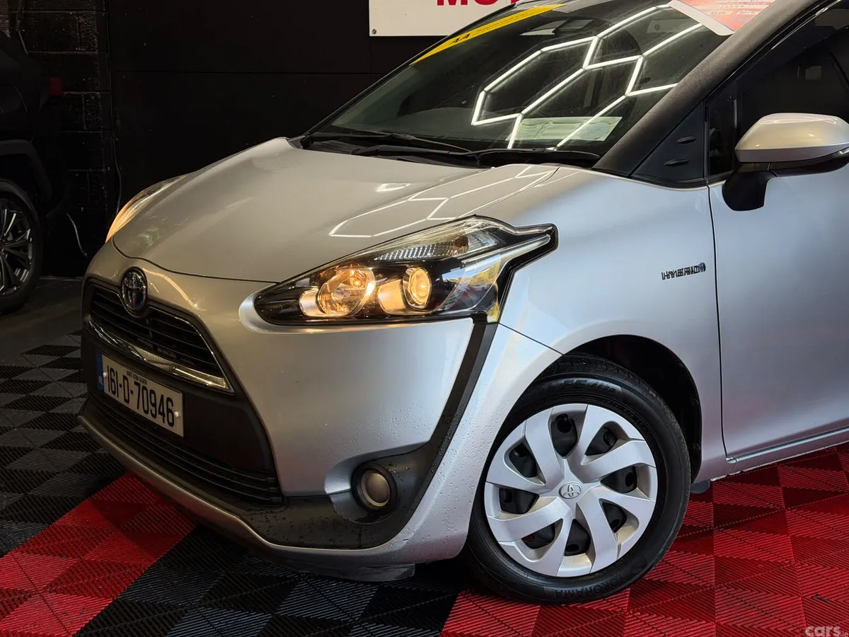 Toyota Sienta MPV, Petrol Hybrid, 2016, Silver