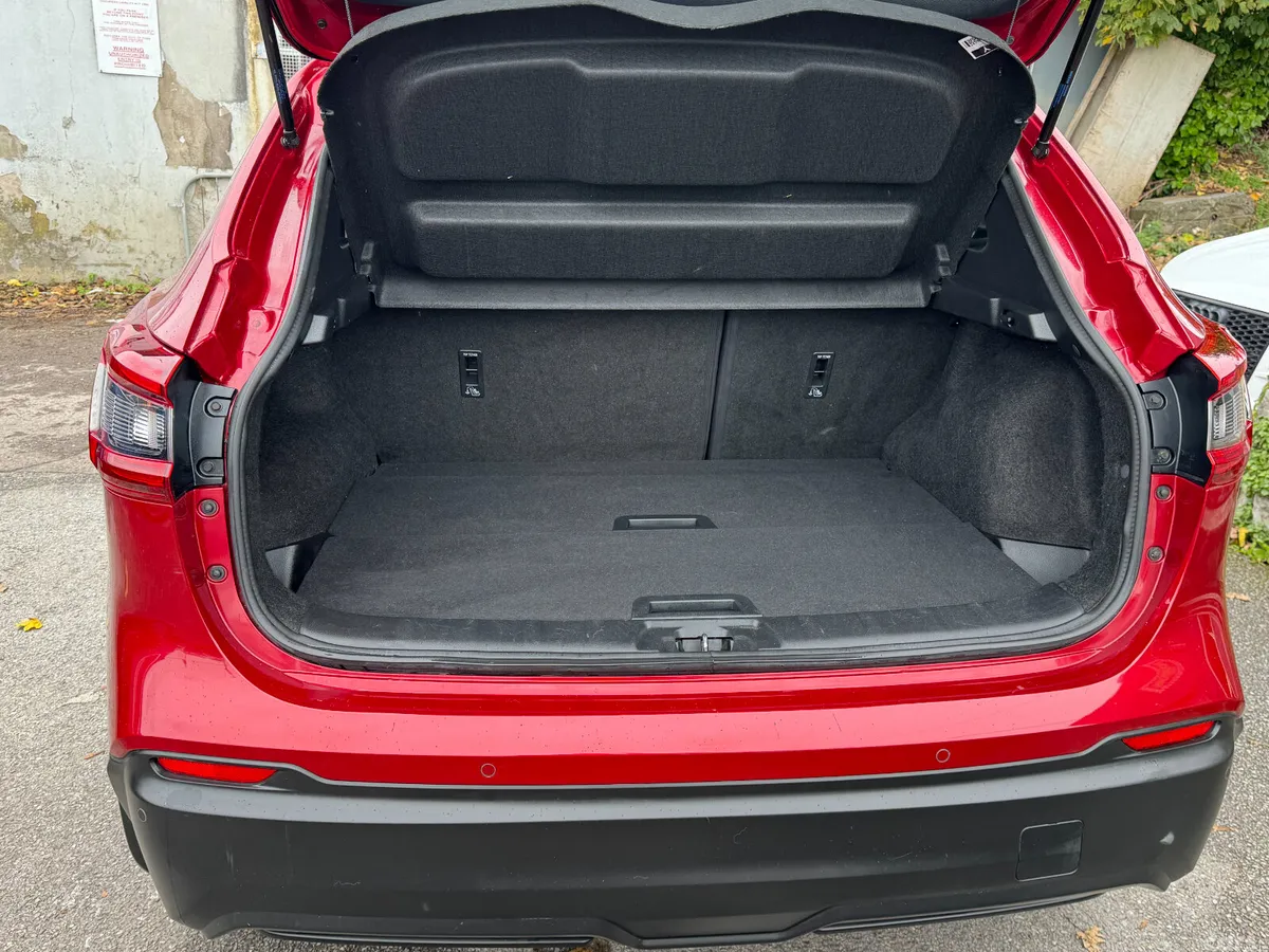 Nissan Qashqai MPV, Petrol, 2018, Red