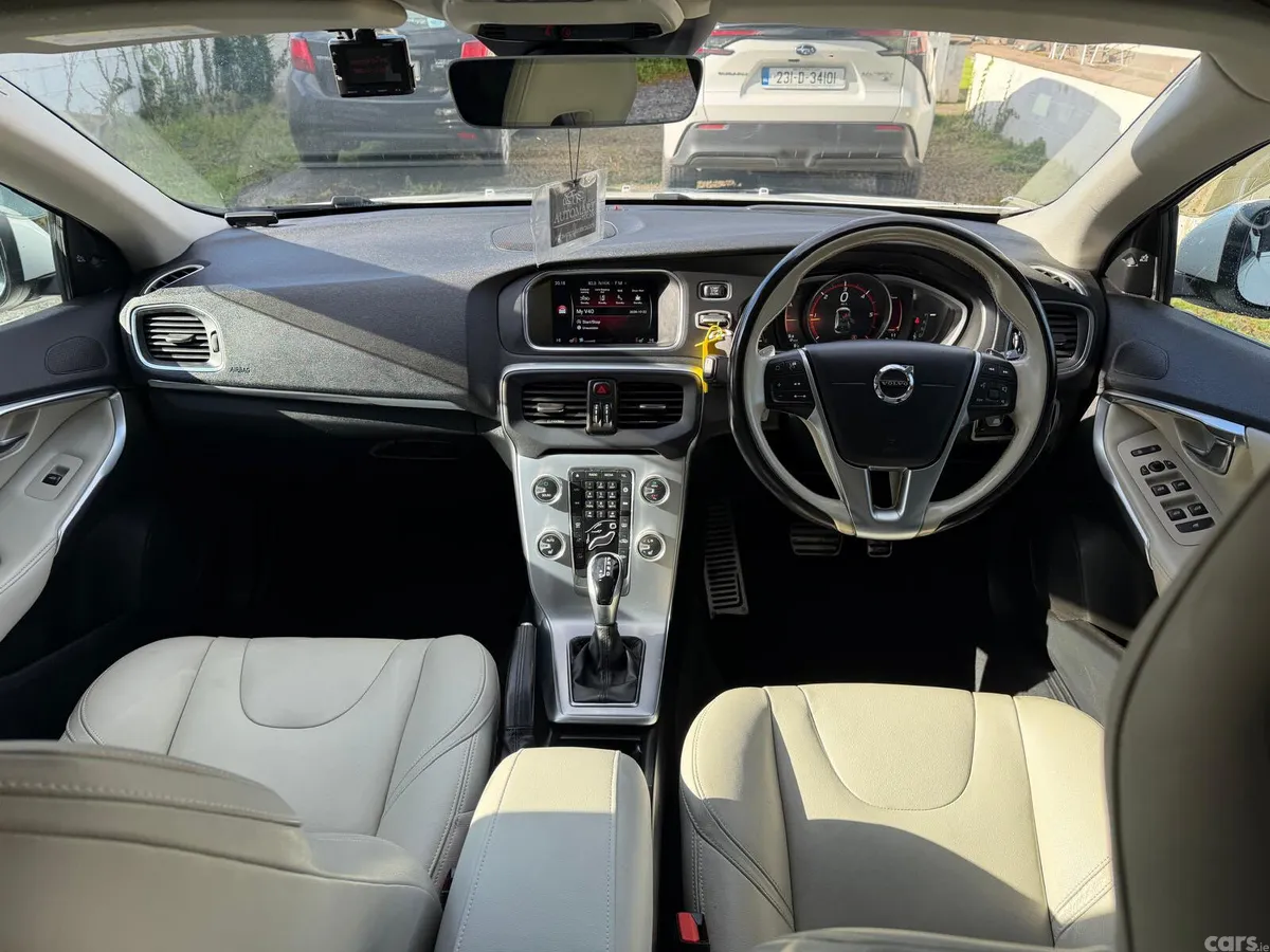 Volvo V40 Hatchback, Diesel, 2017, White