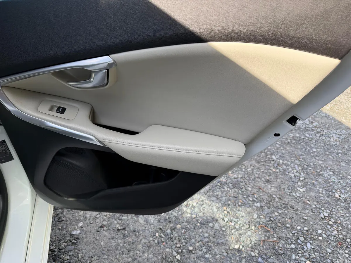 Volvo V40 Hatchback, Diesel, 2017, White