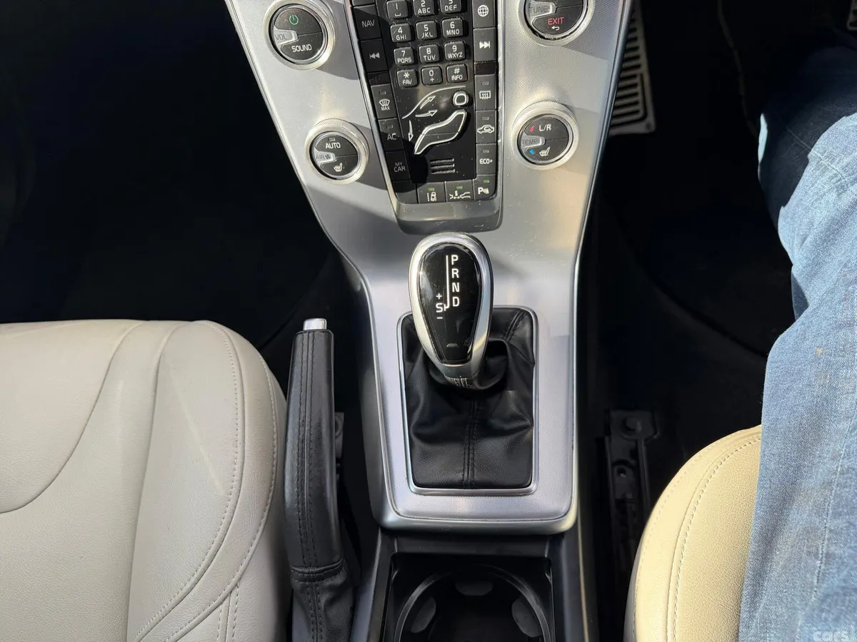 Volvo V40 Hatchback, Diesel, 2017, White
