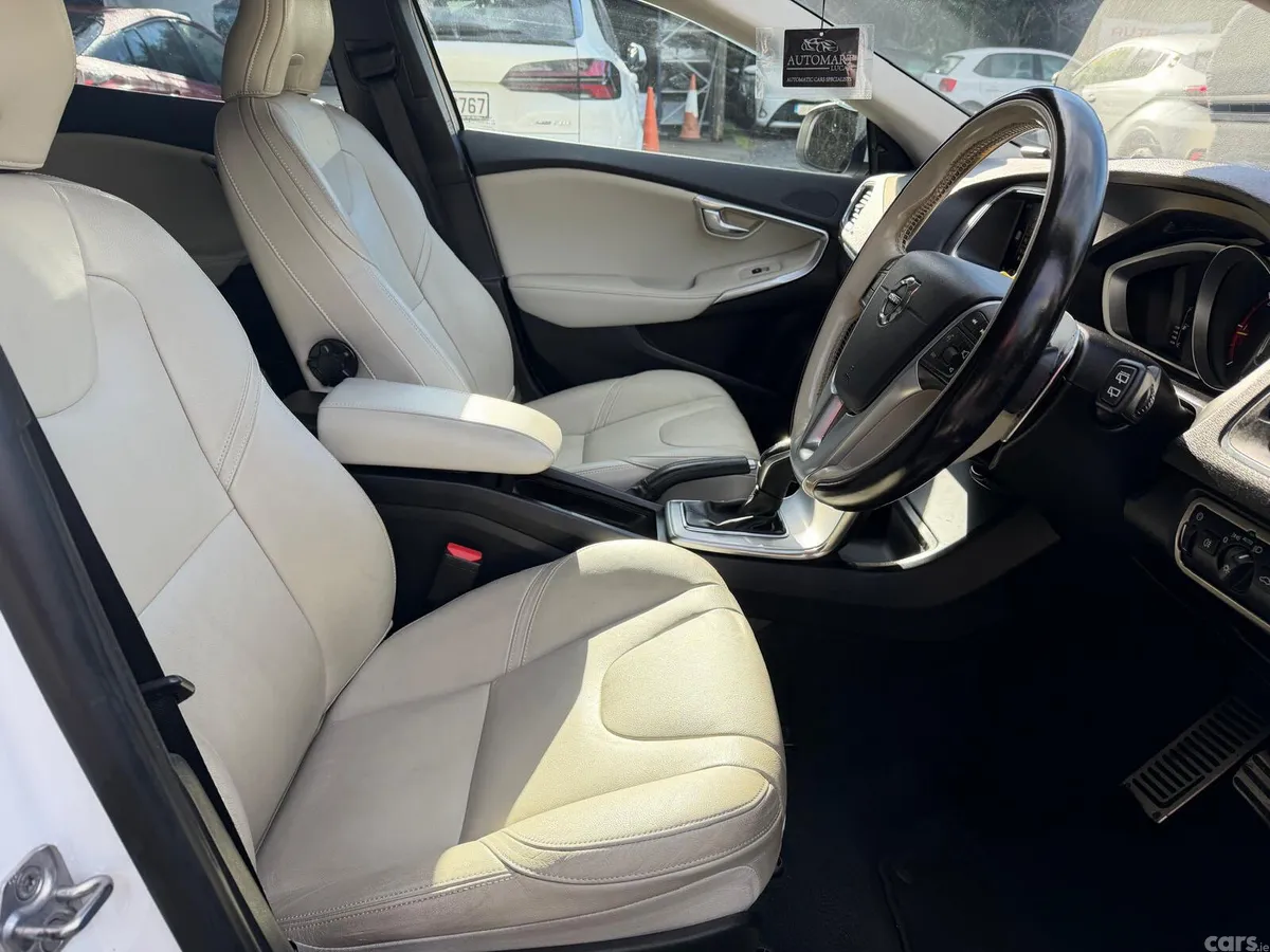 Volvo V40 Hatchback, Diesel, 2017, White
