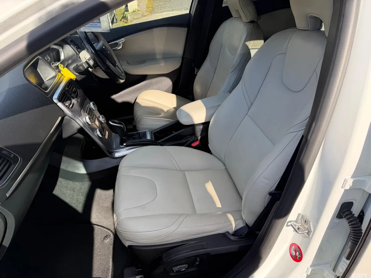 Volvo V40 Hatchback, Diesel, 2017, White