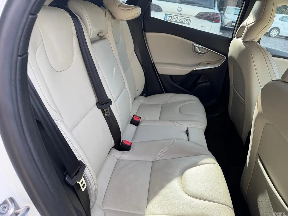 Volvo V40 Hatchback, Diesel, 2017, White