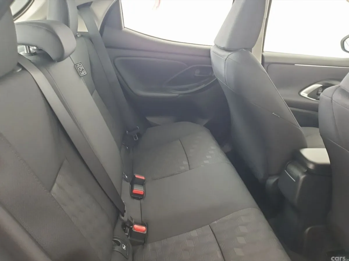 Toyota Yaris Hatchback, Petrol Hybrid, 2024, White