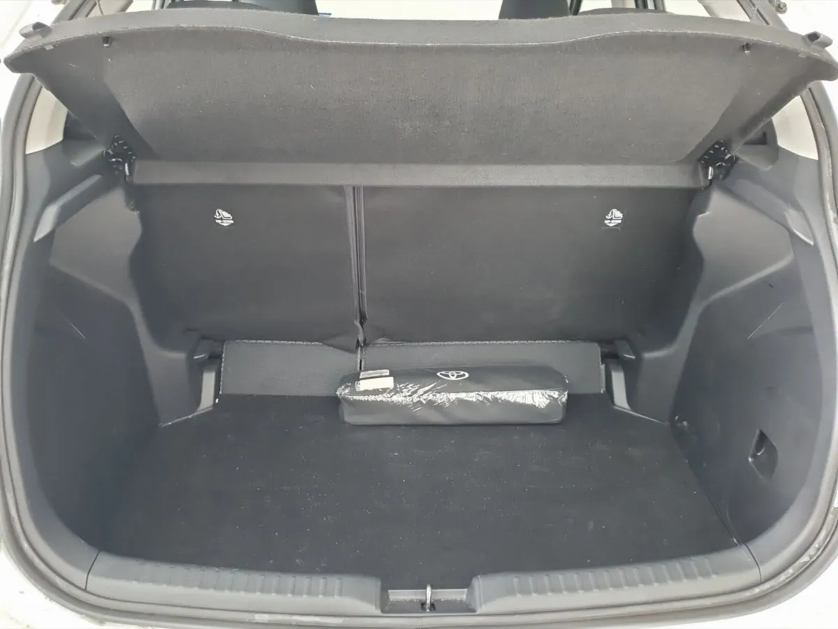 Toyota Yaris Hatchback, Petrol Hybrid, 2024, White