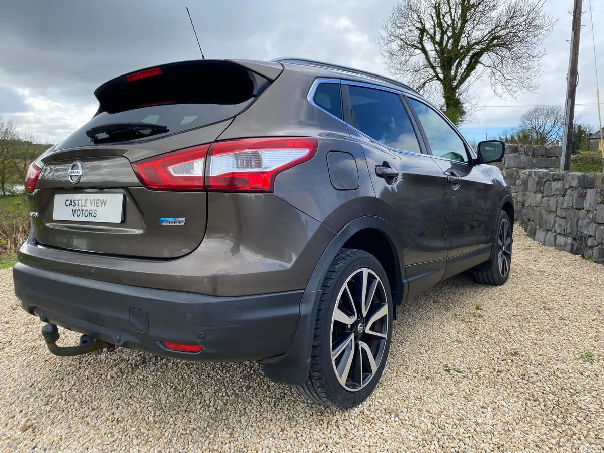 Nissan Qashqai Hatchback, Diesel, 2014, Brown