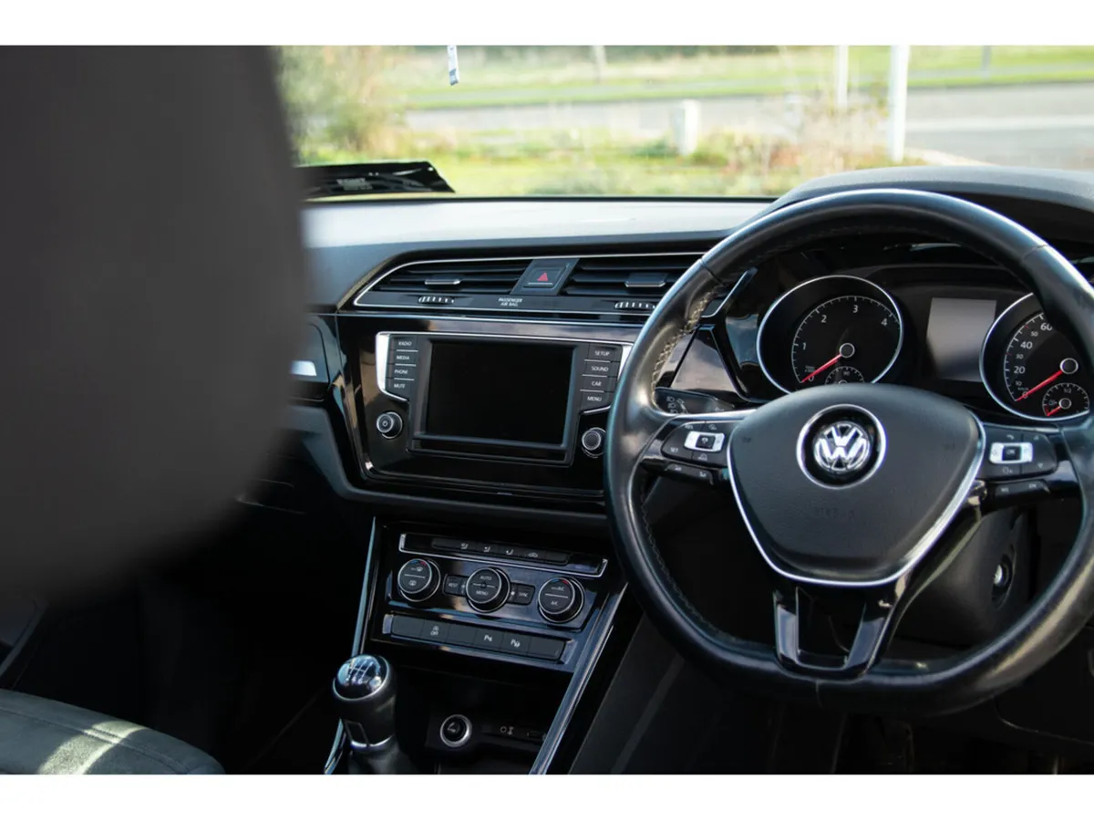 Volkswagen Touran MPV, Diesel, 2016, White