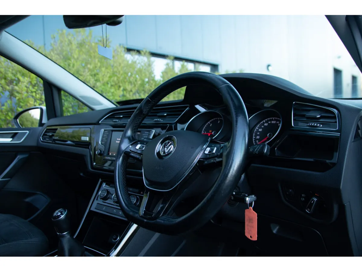 Volkswagen Touran MPV, Diesel, 2016, White