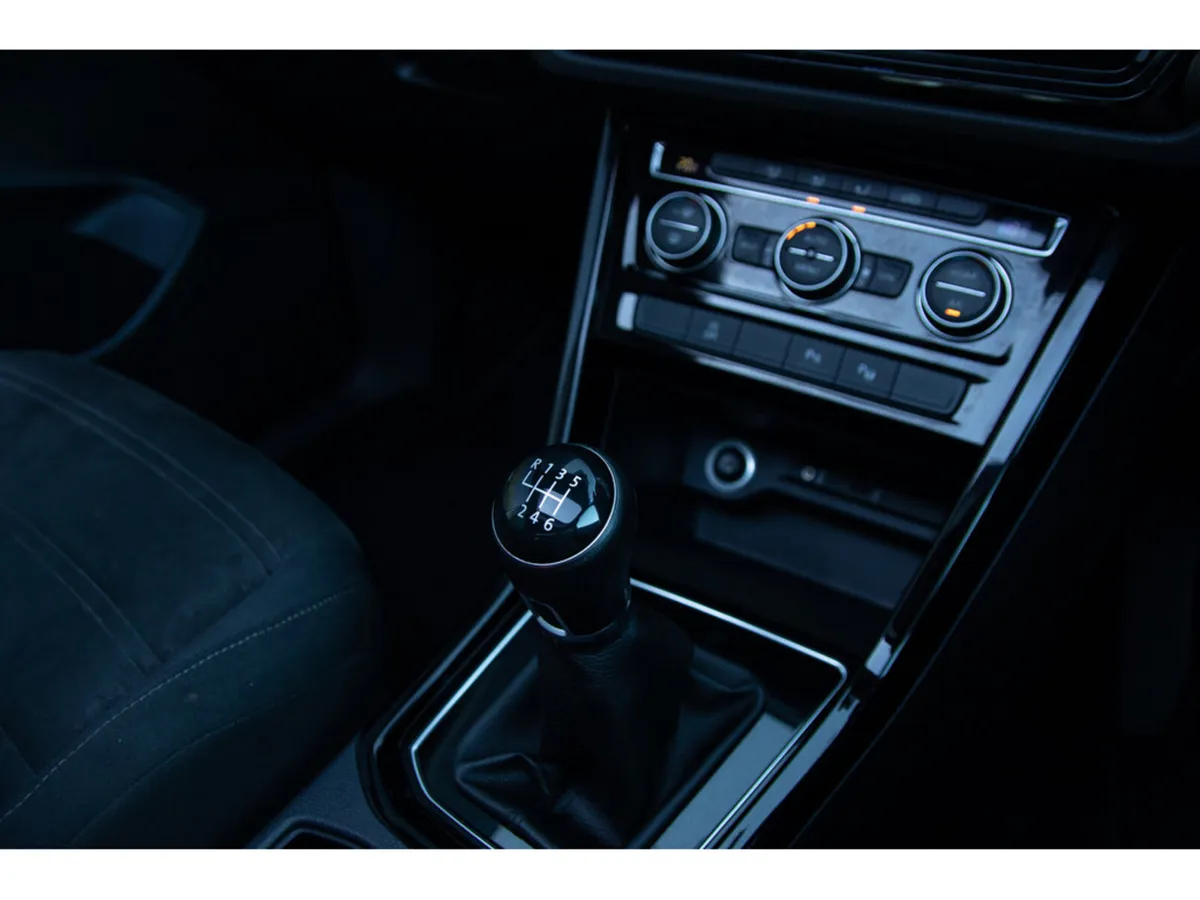 Volkswagen Touran MPV, Diesel, 2016, White