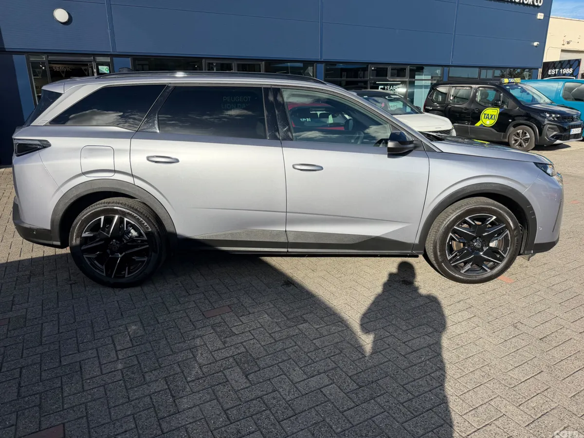 Peugeot 5008 MPV, Petrol, 2025, Grey
