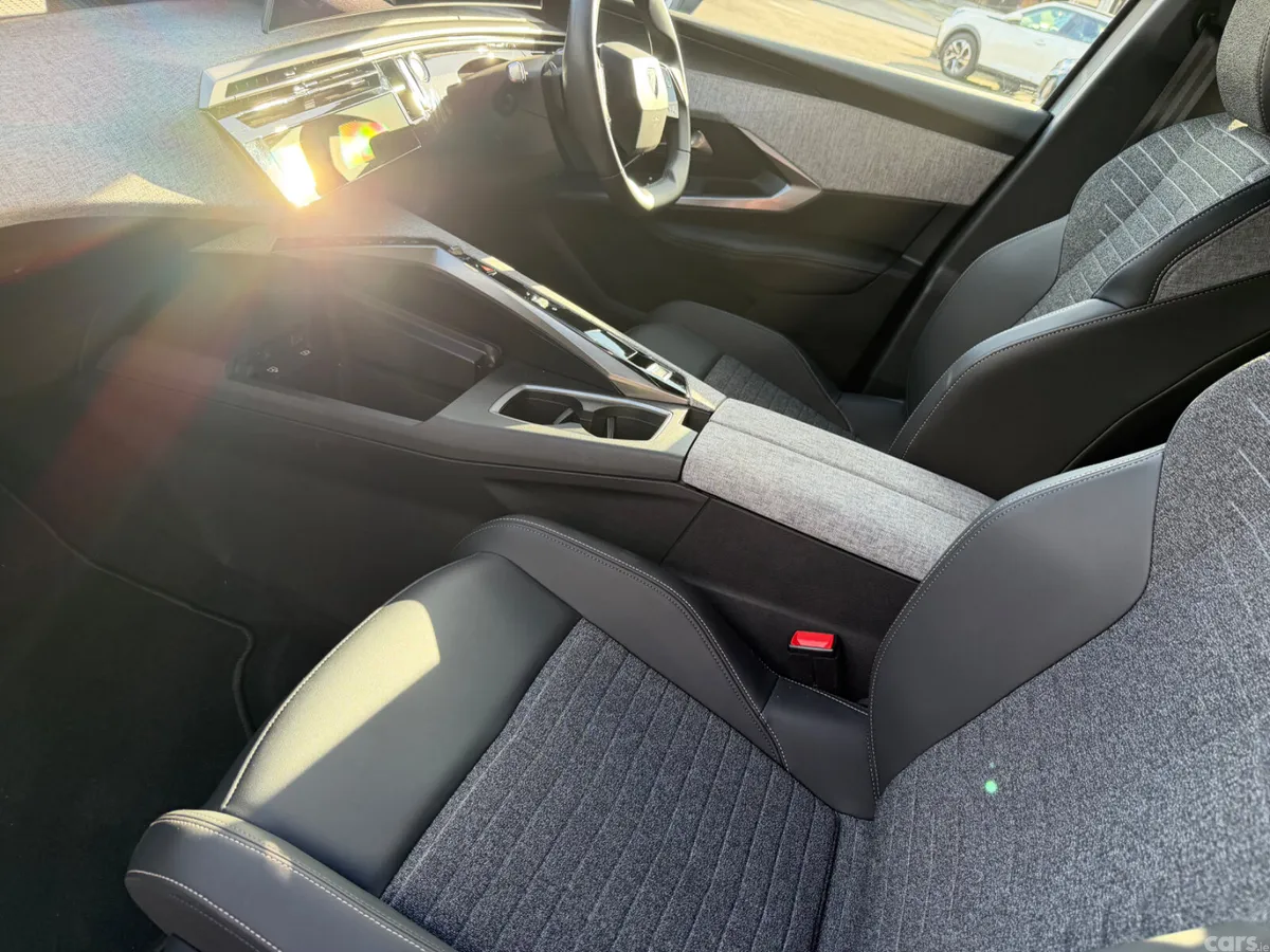 Peugeot 5008 MPV, Petrol, 2025, Grey