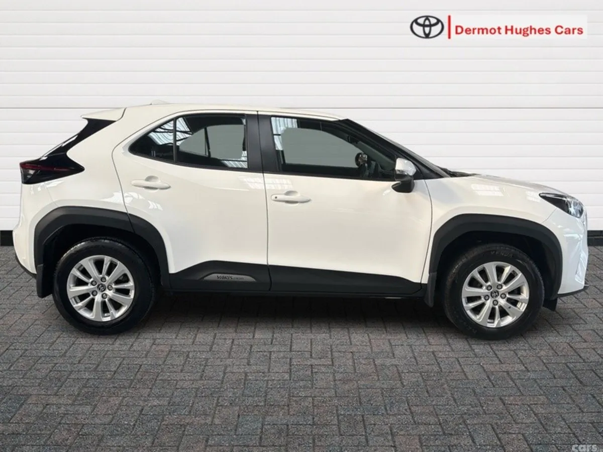 Toyota Yaris Cross Hatchback, Petrol Hybrid, 2023, White