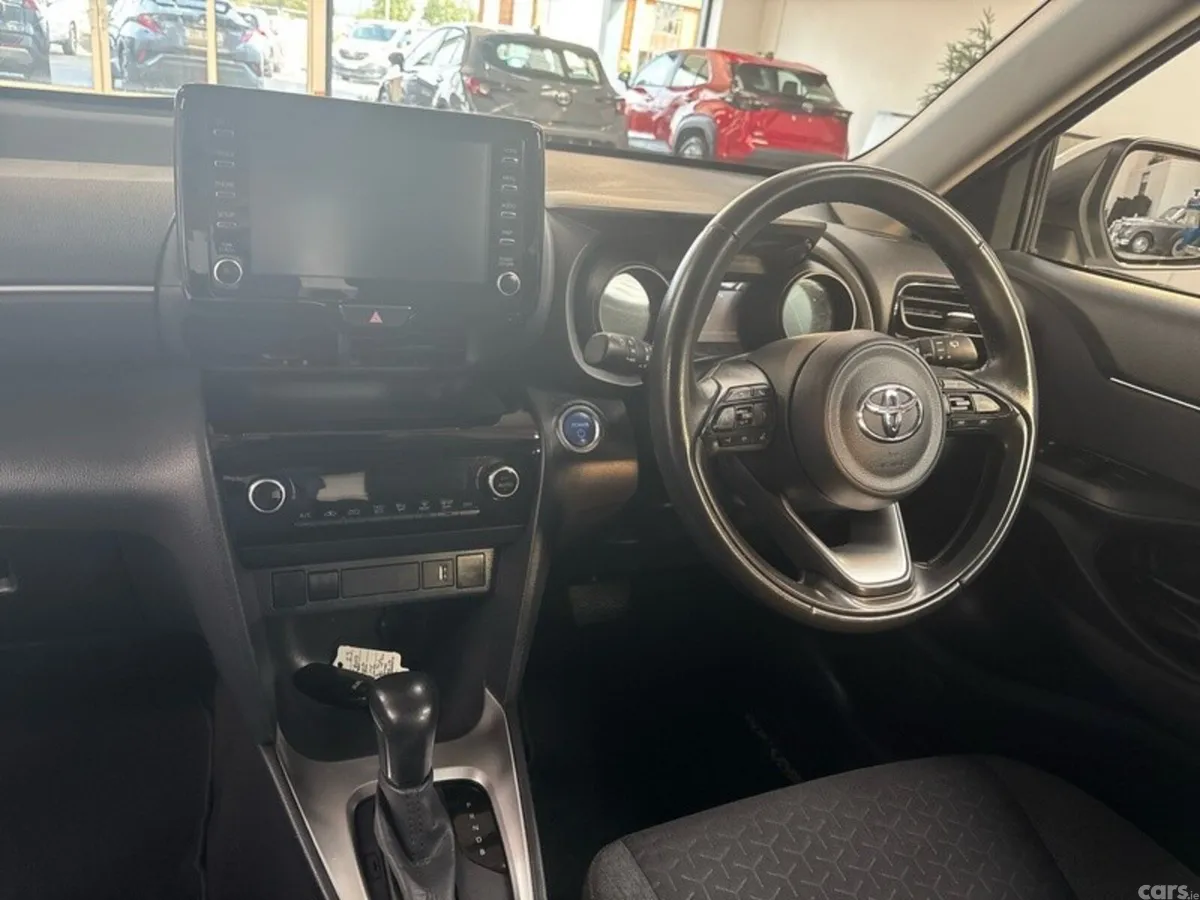 Toyota Yaris Cross Hatchback, Petrol Hybrid, 2023, White