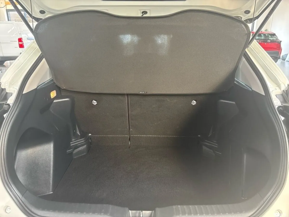 Toyota Yaris Cross Hatchback, Petrol Hybrid, 2023, White