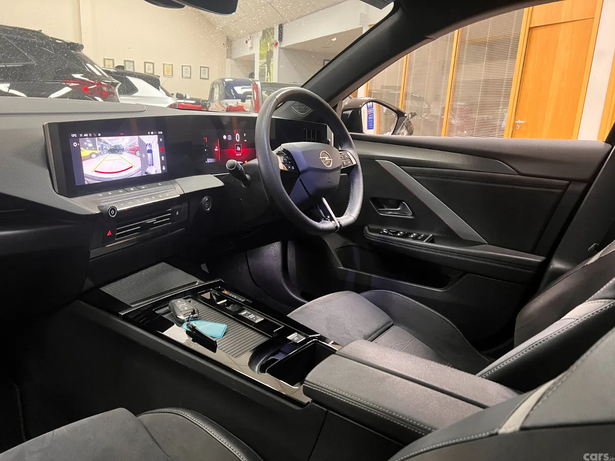 Opel Astra Hatchback, Petrol, 2025, Black