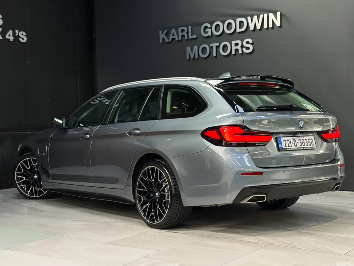 BMW 5-Series Estate, Petrol Plug-in Hybrid, 2022, Blue