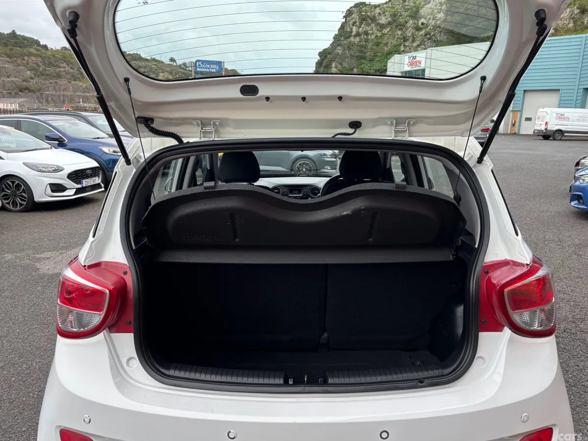Hyundai i10 Hatchback, Petrol, 2015, White