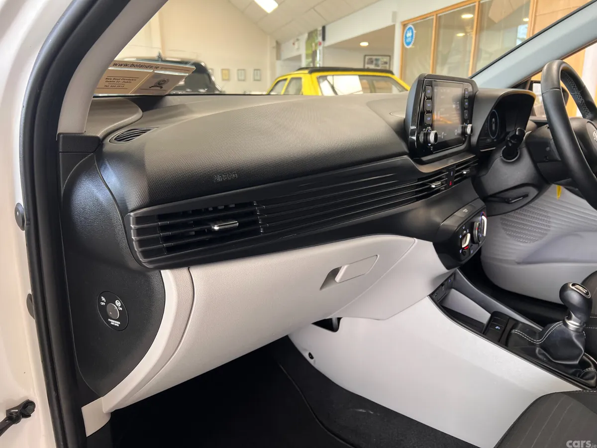 Hyundai i20 Hatchback, Petrol, 2022, White