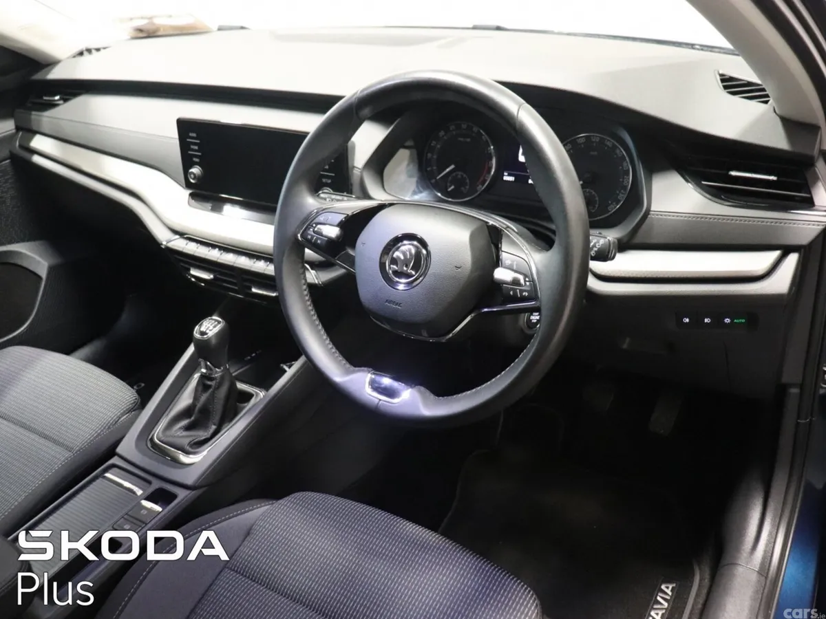 Skoda Octavia Saloon, Diesel, 2024, Blue