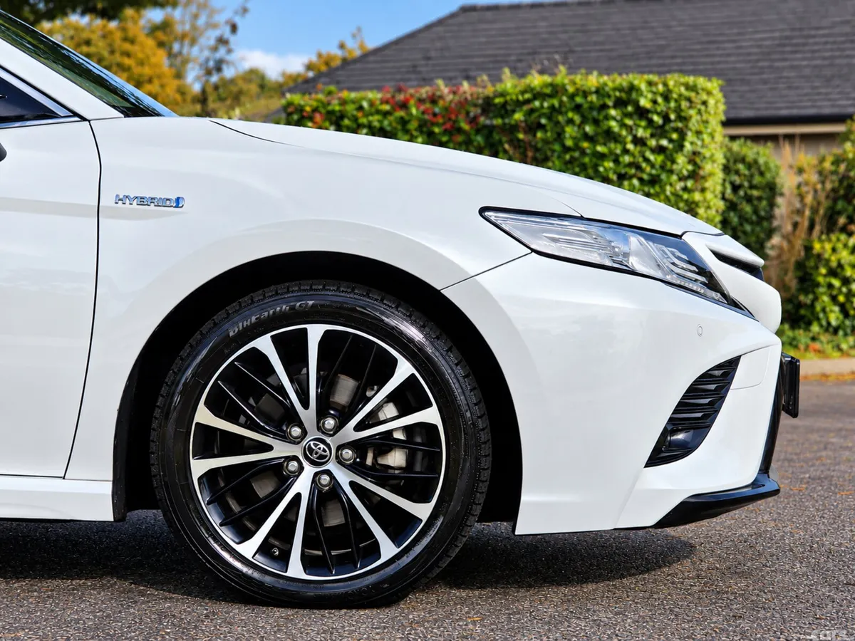 Toyota Camry Saloon, Petrol Hybrid, 2019, White