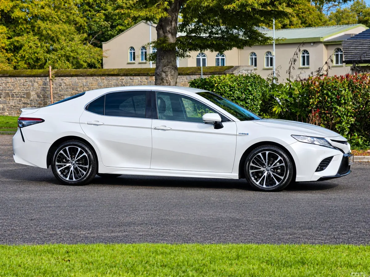 Toyota Camry Saloon, Petrol Hybrid, 2019, White
