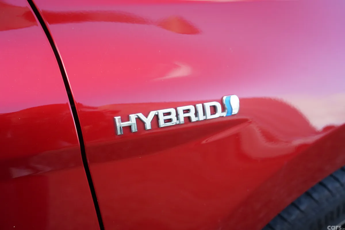 Toyota Camry Saloon, Petrol Hybrid, 2019, Red