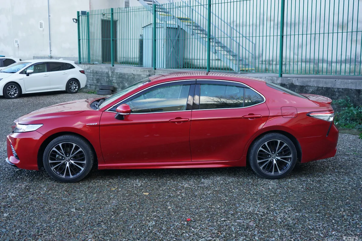 Toyota Camry Saloon, Petrol Hybrid, 2019, Red
