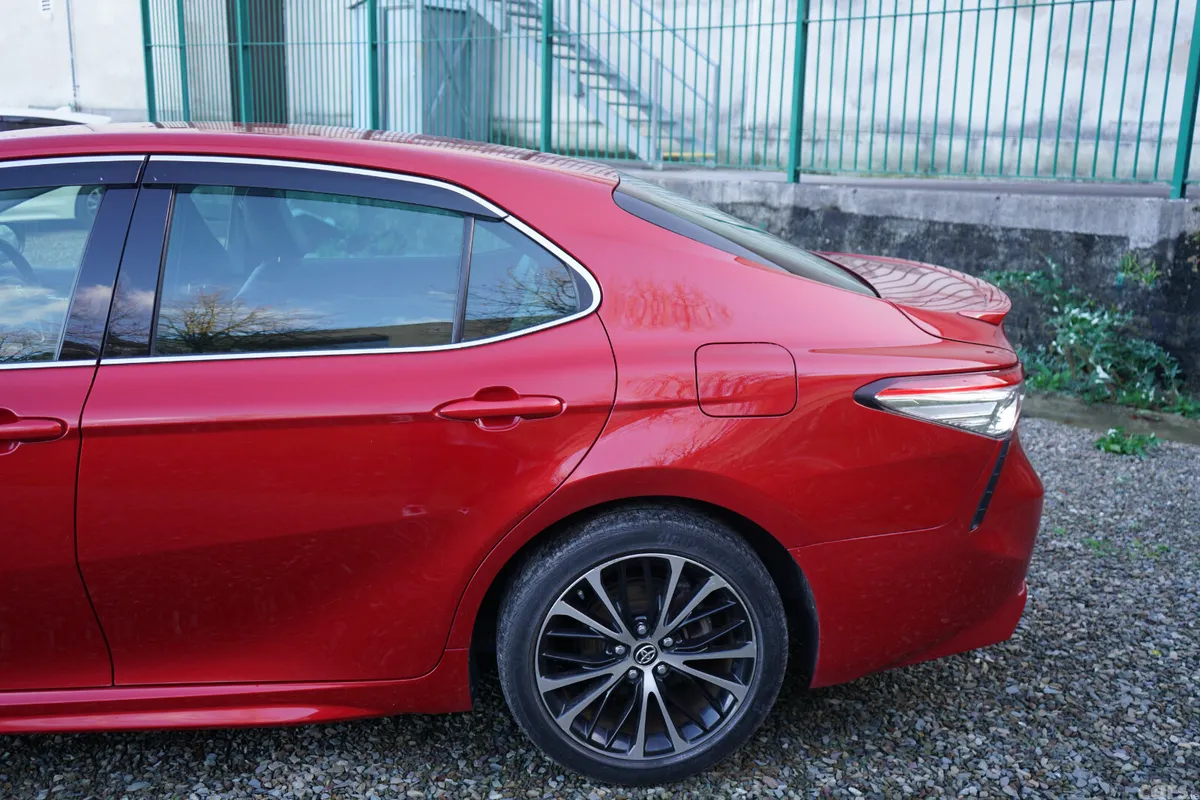 Toyota Camry Saloon, Petrol Hybrid, 2019, Red