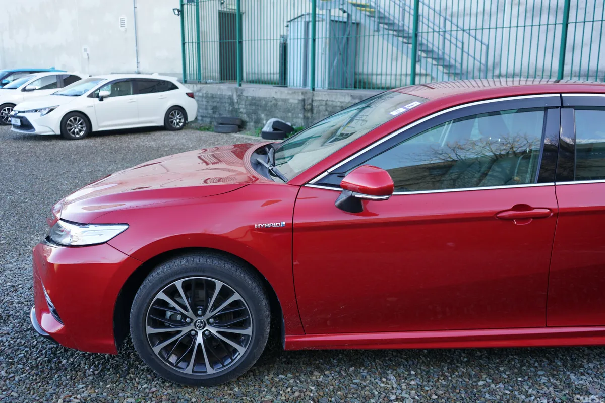 Toyota Camry Saloon, Petrol Hybrid, 2019, Red