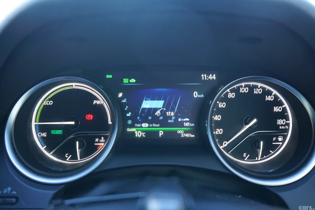 Toyota Camry Saloon, Petrol Hybrid, 2019, Red