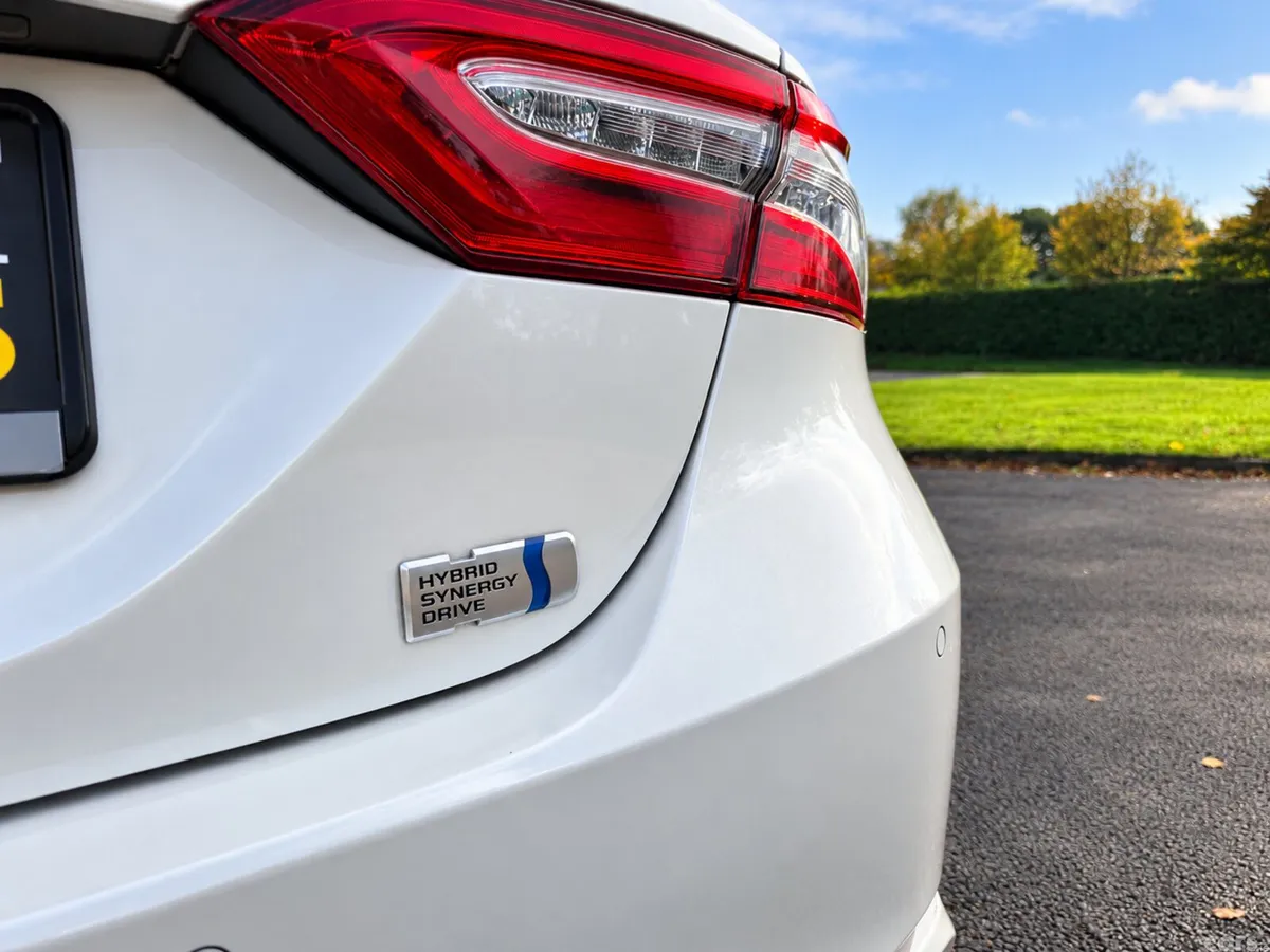 Toyota Camry Saloon, Petrol Hybrid, 2019, White