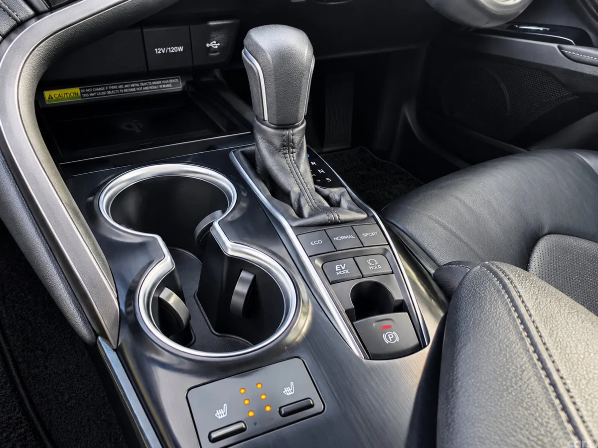 Toyota Camry Saloon, Petrol Hybrid, 2019, White