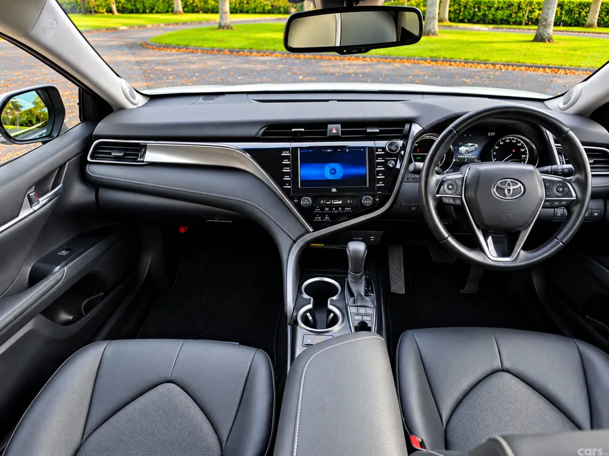Toyota Camry Saloon, Petrol Hybrid, 2019, White