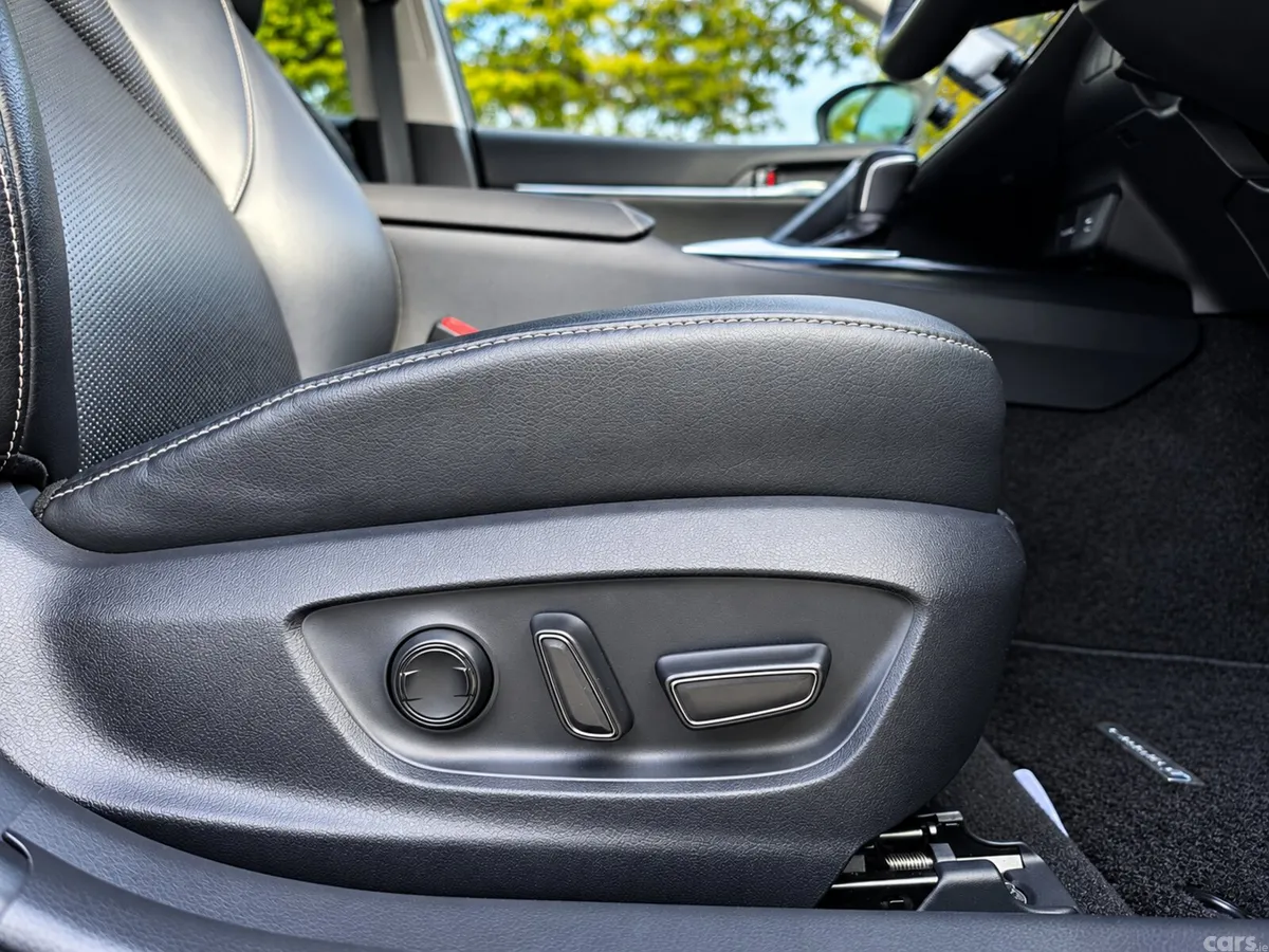 Toyota Camry Saloon, Petrol Hybrid, 2019, White