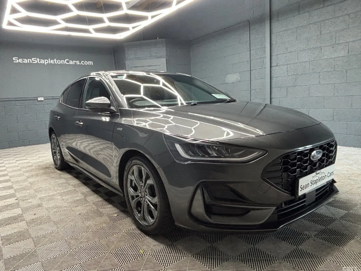 Ford Focus Hatchback, Diesel, 2023, Grey