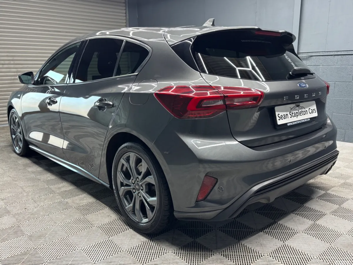 Ford Focus Hatchback, Diesel, 2023, Grey