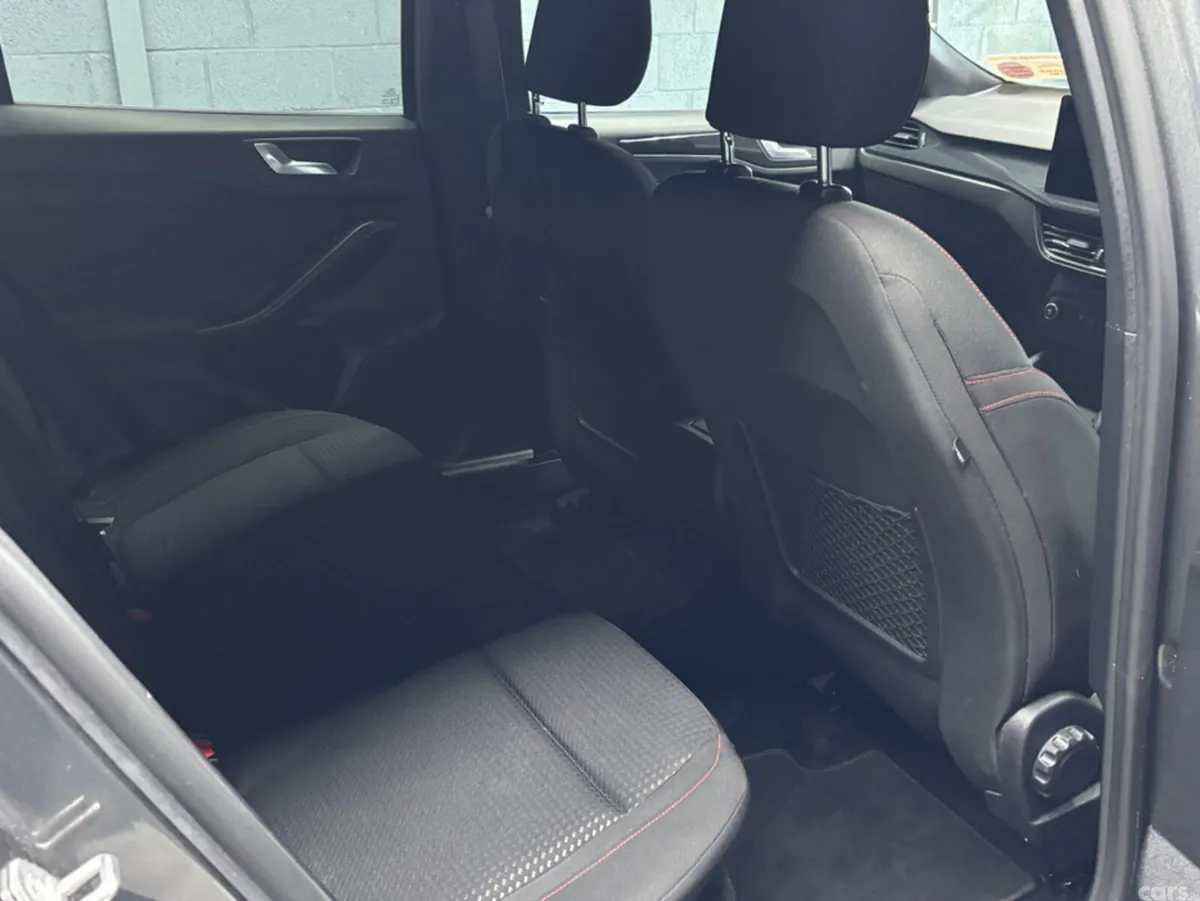 Ford Focus Hatchback, Diesel, 2023, Grey