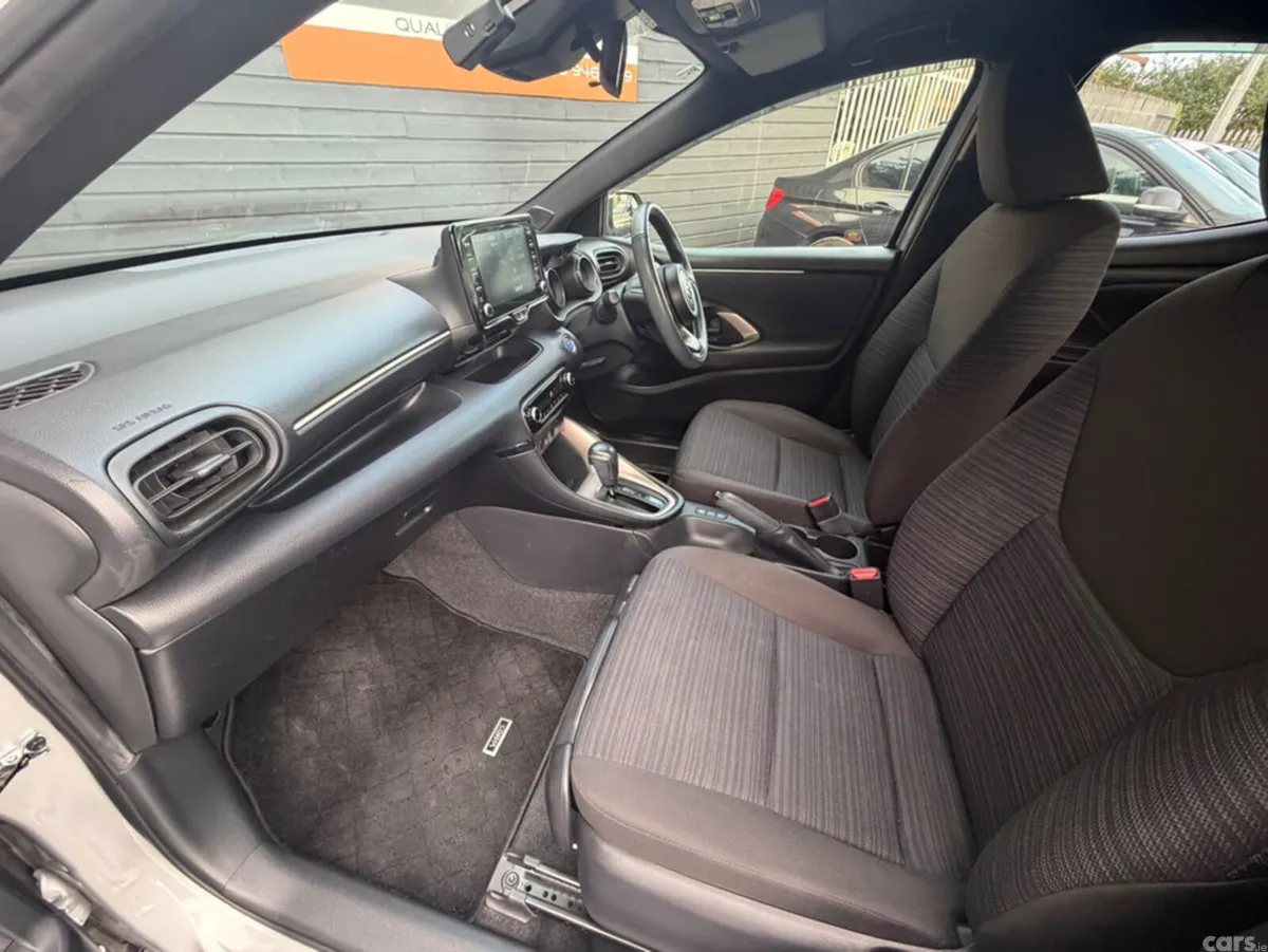 Toyota Yaris Hatchback, Petrol Hybrid, 2020, Silver
