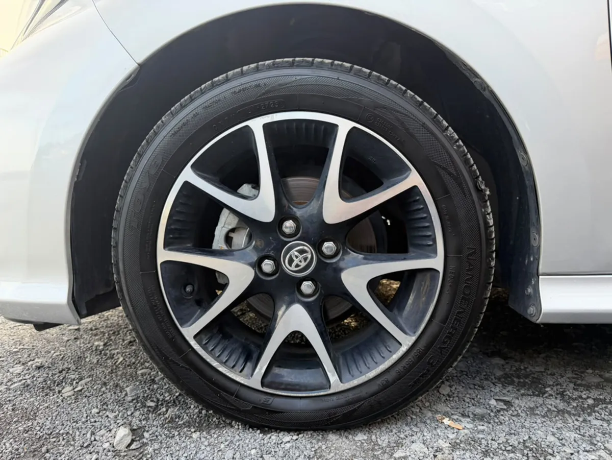Toyota Yaris Hatchback, Petrol Hybrid, 2020, Silver
