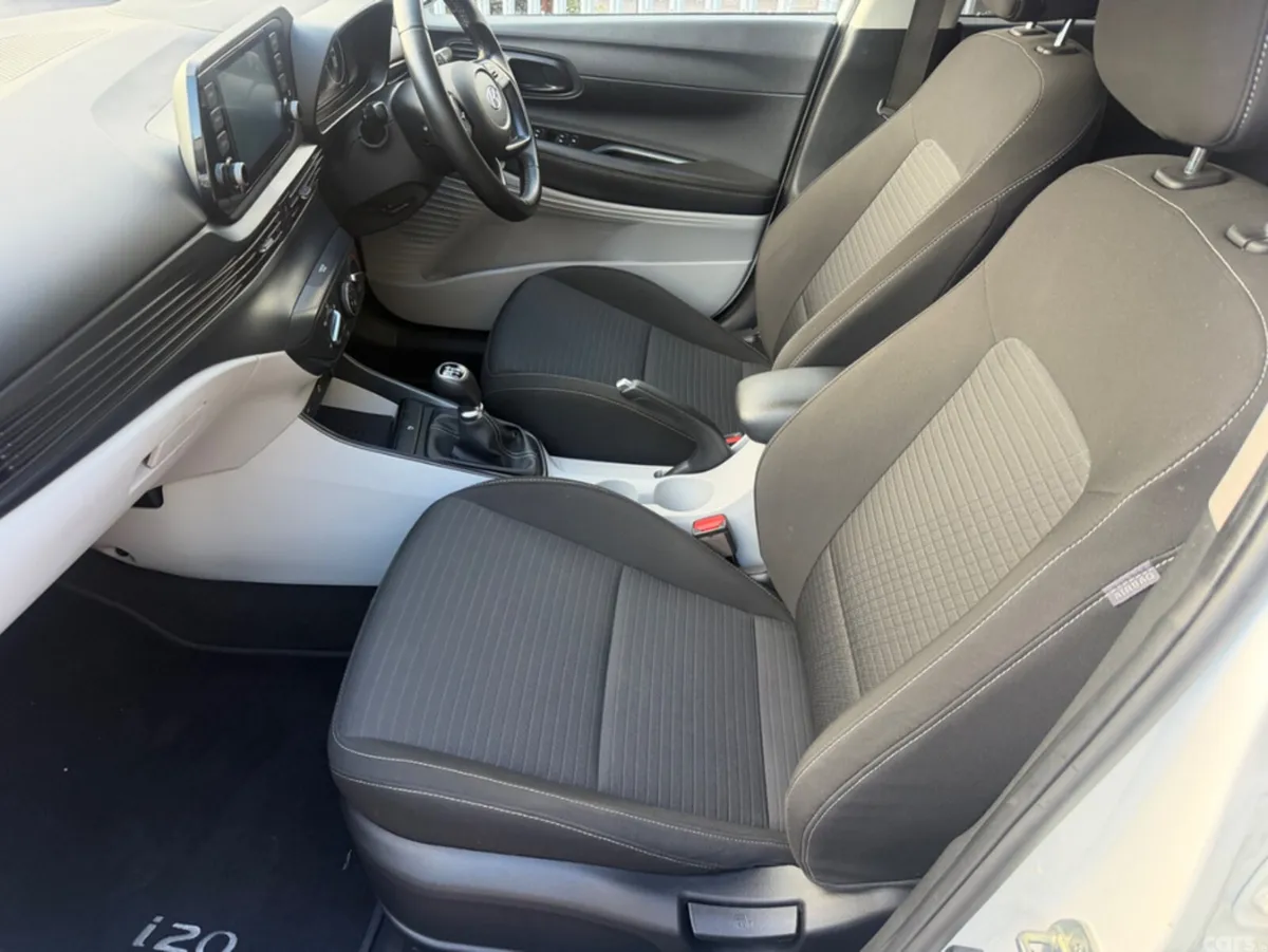 Hyundai i20 Hatchback, Petrol, 2022, White