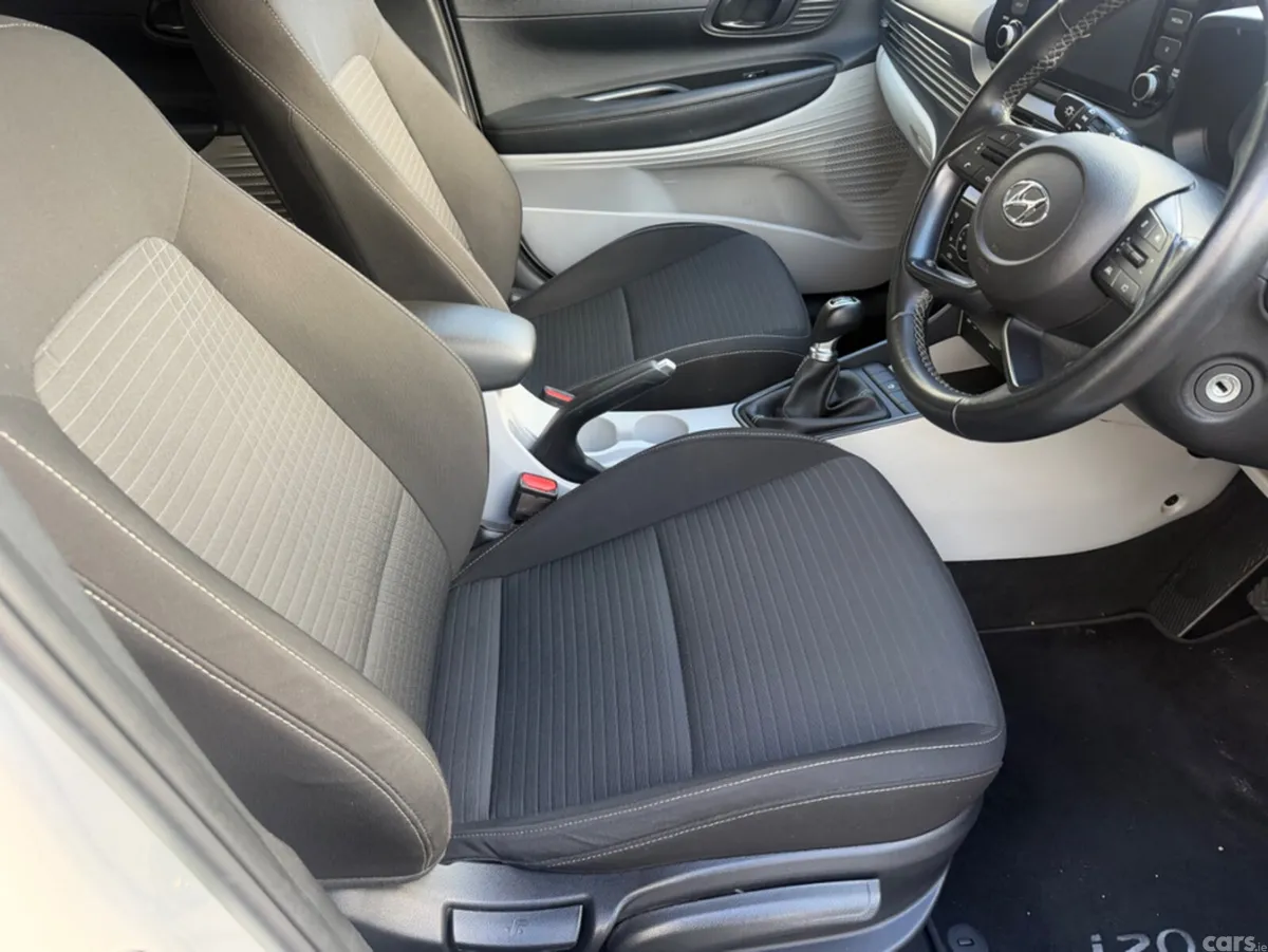 Hyundai i20 Hatchback, Petrol, 2022, White