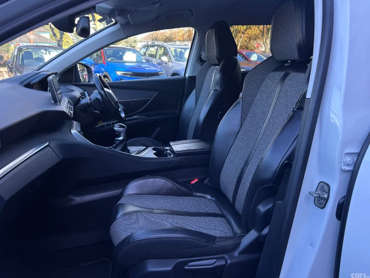 Peugeot 5008 MPV, Diesel, 2018, White