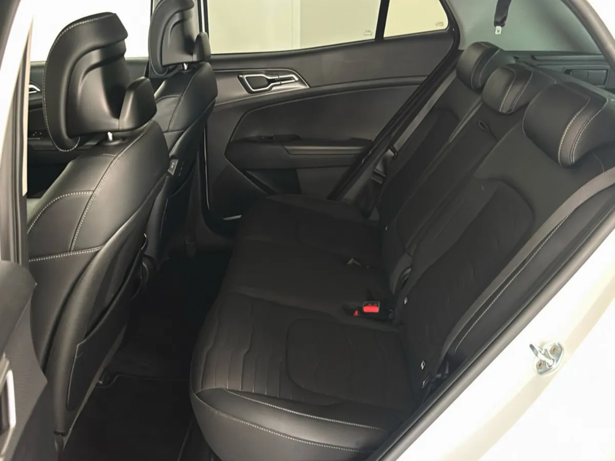 Kia Sportage SUV, Petrol Plug-in Hybrid, 2023, White