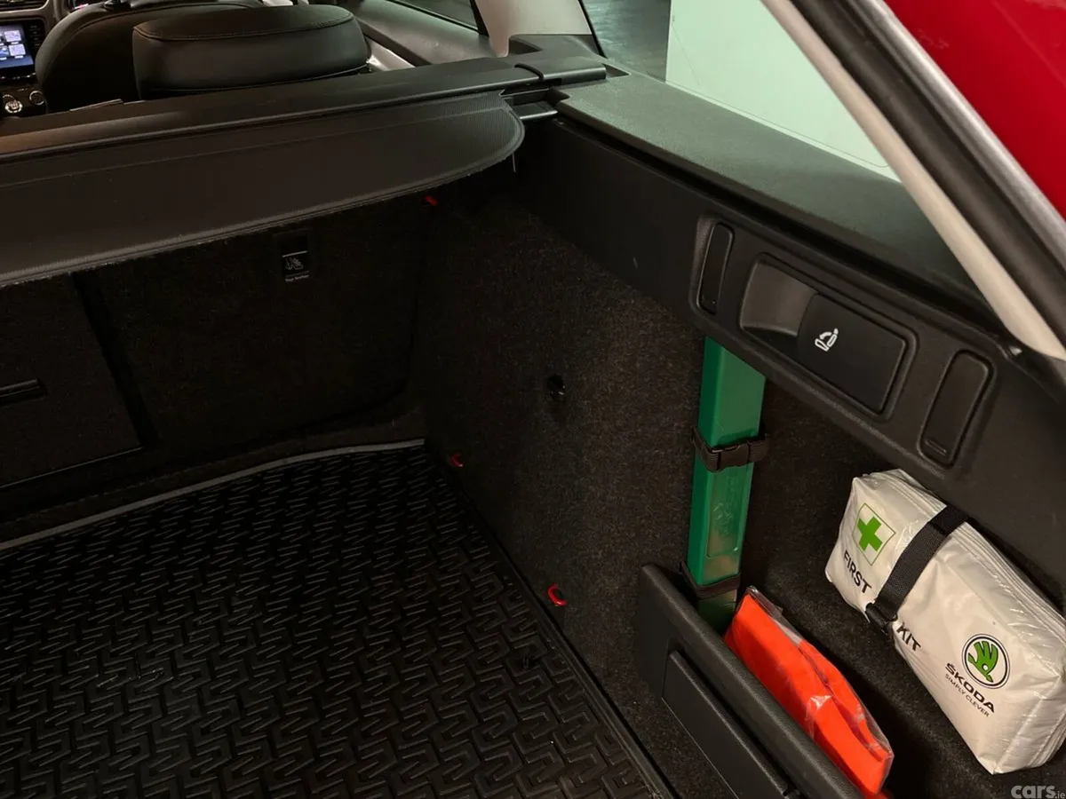 Skoda Octavia Estate, Petrol, 2020, Red