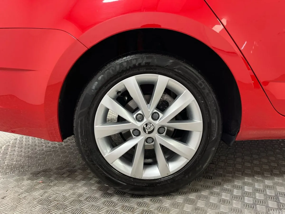 Skoda Octavia Estate, Petrol, 2020, Red