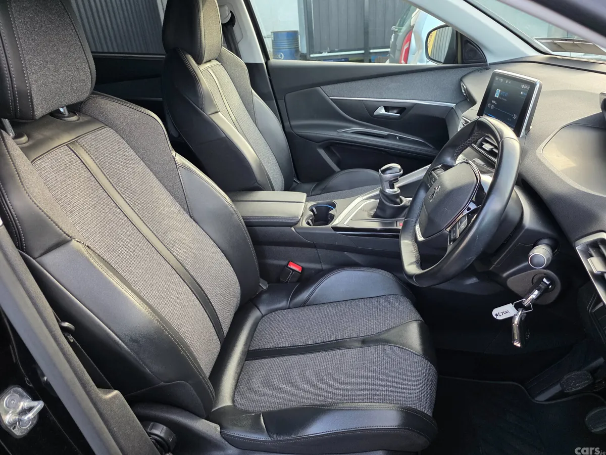 Peugeot 5008 MPV, Petrol, 2019, Black