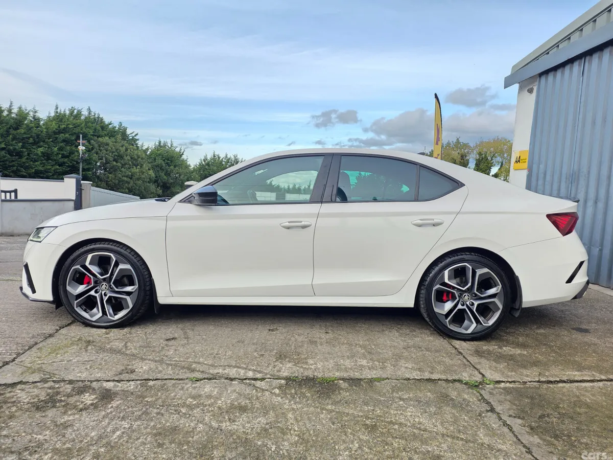 Skoda Octavia Saloon, Diesel, 2023, White